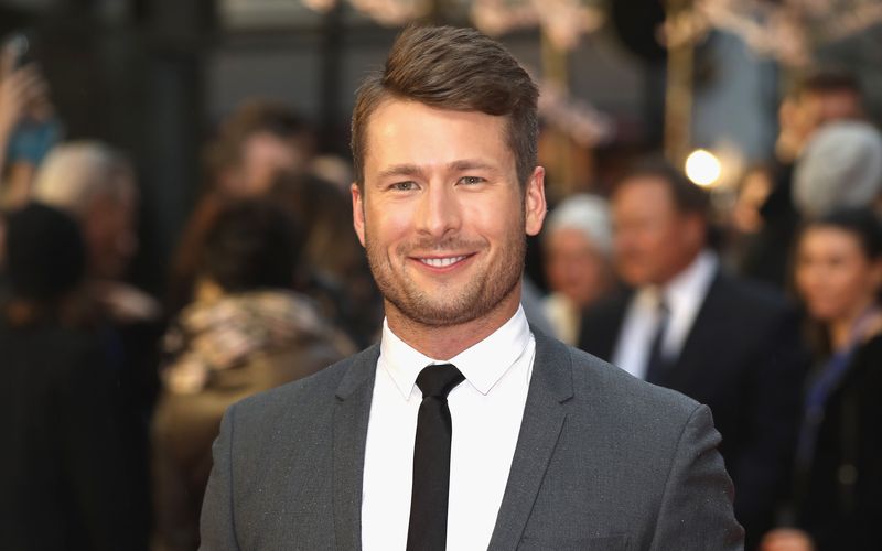 Wann begann die Powell-Manie eigentlich? Nach Rollen in der Serie "Scream Queens" und Gastrollen unter anderem in "CSI: Miami" übernahm er im Blockbuster "Top Gun: Maverick" einen gewichtigen Part. Aufsehen erregte er zuletzt auch als "Running Man" in der gleichnamigen Stephen-King-Neuverfilmung. Sicher ist: Mit "How To Make a Killing" befindet sich Powell gerade auf dem Höhepunkt seiner Karriere.