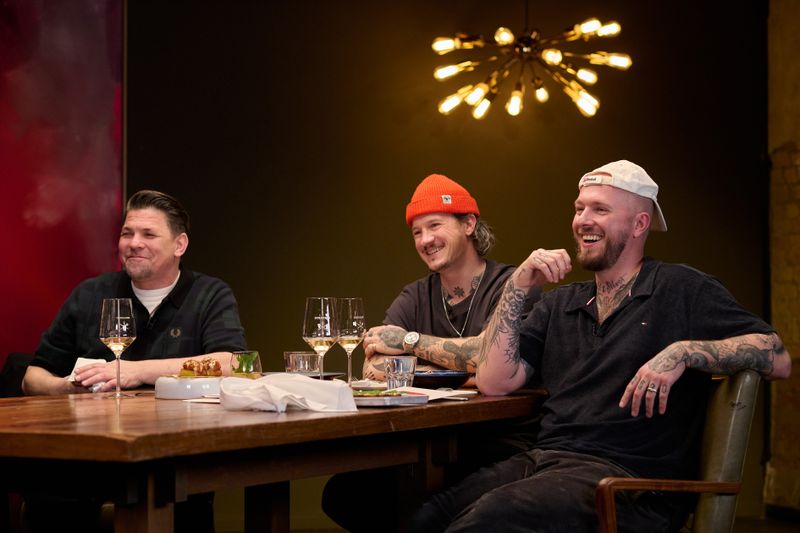 Zum ersten Mal bei "Kitchen Impossible" dabei: Johannes "Jo" Riffelmacher (Mitte) und Thomas "Cozy" Kosikowski (rechts).