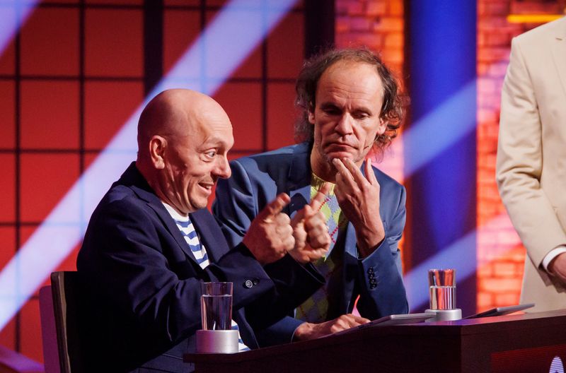 Olaf Schubert (rechts) spielt gemeinsam mit Teamkapitän Bernhard Hoëcker.