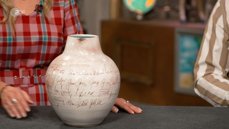 Das Stück stammte aus Bad Malente, Heimat der Fußballsportschule. Im Uwe-Seeler-Fußball-Park, der zentralen Ausbildungsstätte des Schleswig-Holsteinischen Fußballverbandes, hatte die Oma von Verkäuferin Simone einst für ein Team im Trainingslager gekocht.