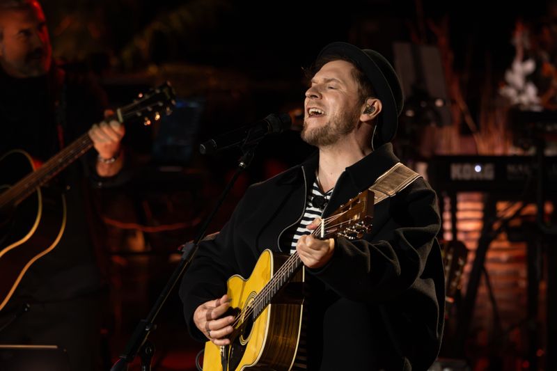 Gastgeber Johannes Oerding lieferte mit "Bielefeld, Paris oder Madrid" ein richtiges Punkrock-Brett ab.