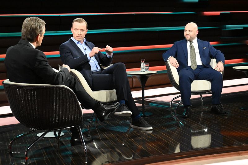 Als es um den Krieg im Iran ging, waren SPD-Politiker Adis Ahmetovic (Mitte) und Markus Frohnmeier (rechts) anderer Meinung.