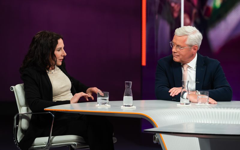 Norbert Röttgen und Schriftstellerin Juli Zeh waren sich bei der Völkerrechtswidrigkeit des Iran-Kriegs uneins.