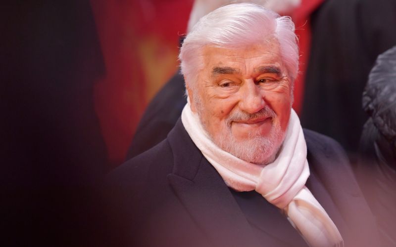 Er war einer der vielseitigsten Schauspieler Deutschlands, doch die Schurkenrollen lagen ihm besonders. Ob als psychisch kranker Mörder in "Nachts, wenn der Teufel kam" oder als Finsterling Frederick Santer in der Karl-May-Verfilmung "Winnetou" - Mario Adorf hauchte auch den dunkelsten Charakteren Leben ein. Am 8. April starb der Charakterdarsteller im Alter von 95 Jahren. Für uns ein trauriger Anlass für eine Galerie mit den größten deutschsprachigen Schauspiellegenden.