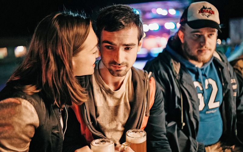 Isabella (Antonia Moretti) und Paul (Aaron Hilmer, zweiter von links) schmieden auf dem Dorffest Zukunftspläne. Pauls Freund "Heiliger" (Max Wolter) freut sich auf die Party des Abends.