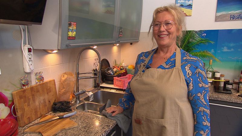 Sympathische Gastgeberin vor Urlaubskulisse: Lucia (63) macht den Auftakt in Aschaffenburg.