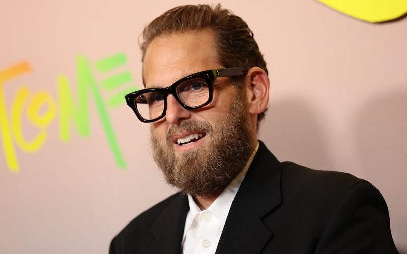 So kennt man US-Schauspieler Jonah Hill: Mit schwarzer Brille, zurückgestylten Haaren und einem Bart.