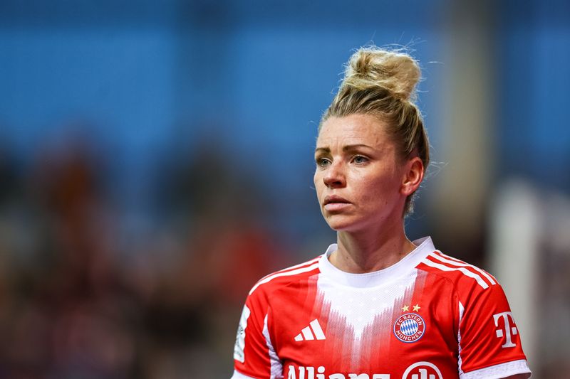 Linda Dallmann von Bayern München verlässt das Spielfeld während der Liga-Partie Bayern gegen Wolfsburg im Februar 2026. Beide Duelle gingen in der Saison 2025/26 an die Münchnerinnen. Dennoch: Der Pokal hat seine eigenen Gesetze und der Wolfsburger Kader ist unbestritten stark.