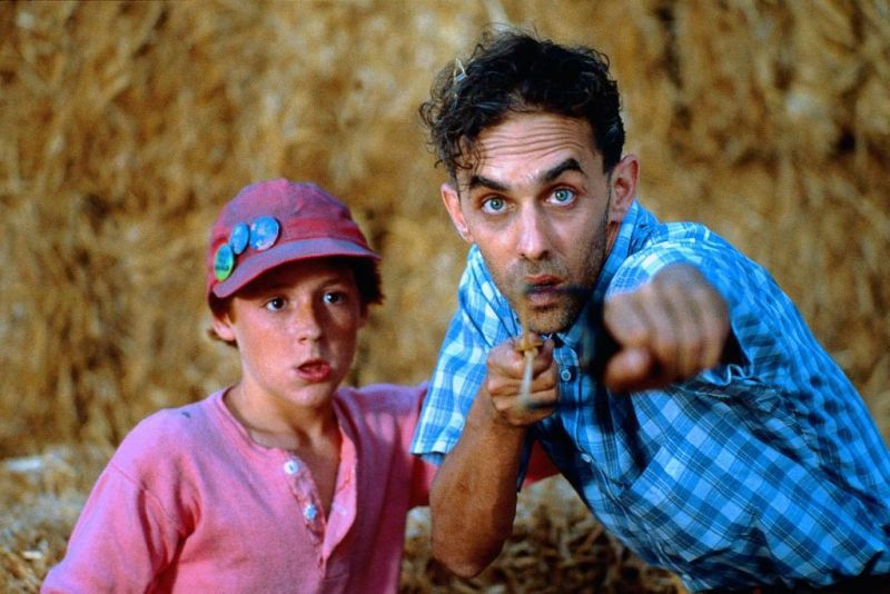 So schauen nur Menschen, die etwas Unheimliches erblickt haben. In "Critters - Sie sind da!" erscheint das Grauen in Gestalt kleiner außerirdische Monster mit leuchtend roten Augen und scharfen Zähnen, die eine Farmerfamilie bedrohen. Denn die Critter haben aus ihrer Welt nichts außer einer Sache mitgebracht: einen Riesenhunger. Der Horrorfilm strotzt vor amüsanten Einfällen und unterhält mit einer effektvollen Spannungsdramaturgie. Zu Unrecht ein vergessener Kultfilm. 