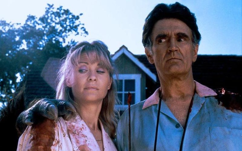 Critters, so heißen die kleinen außerirdische Monster im gleichnamigen Film von 1986, die in ihrer Fressgier eine kleine Farm überfallen. Der Sci-Fi-Schocker ist heute ebenso weitgehend vergessen wie sein Regisseur Stephen Herek und die meisten Darsteller, darunter Dee Wallace und Billy Green Bush (Bild). Zu Unrecht, wie wir finden. Zum 40-jährigen Jubiläum von "Critters - Sie sind da!" zeigen wir weitere Filme, die unverdienterweise in Vergessenheit geraten sind.