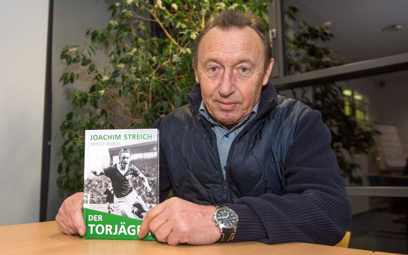 Er gilt als einer der besten deutschen Fußballer aller Zeiten: Joachim Streich gilt als "Gerd Müller des Ostens", und das heißt: Er schoss Tore am laufenden Band. Niemand hatte in der DDR-Oberliga mehr Runde ins Eckige beförert, und auch als Nationalspieler der DDR konnte ihm nie jemand das Wasser reichen. Am 13. April wäre Streich 75. Geburtstag alt geworden, wir zeigen aus diesem Anlass eine ganz und gar subjektive Rangliste der größten deutschen Fußballer-Legenden.