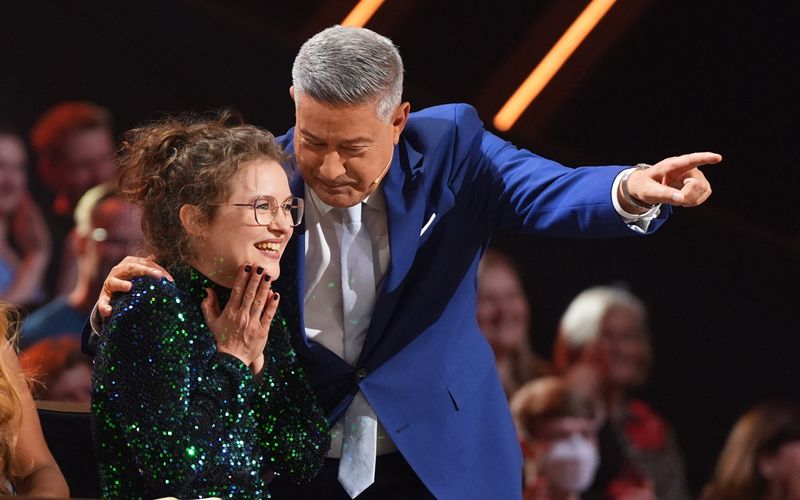 Premiere bei "Let's Dance": Nach einem frechen Kommentar durfte eine Zuschauerin am Jurypult Platz nehmen.