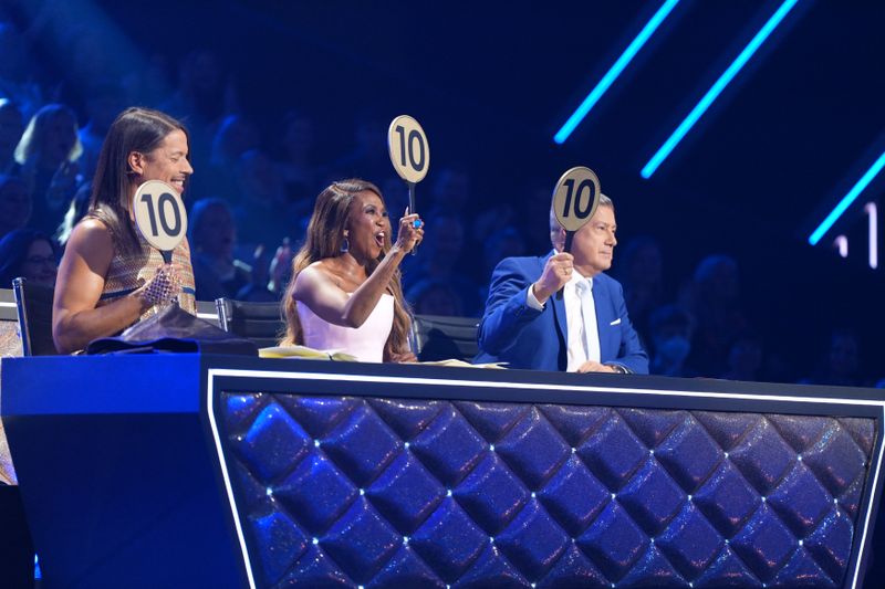 Das sieht man bei "Let's Dance" nicht oft: Die Juroren Jorge González (links), Motsi Mabuse und Joachim Llambi zückten alle die Zehner-Kelle.