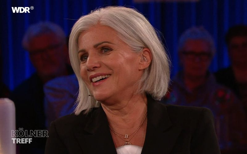 Birgit Schrowange trägt seit kurzer Zeit ein Hörgerät, das sie mit Strass-Steinen verzieren ließ.