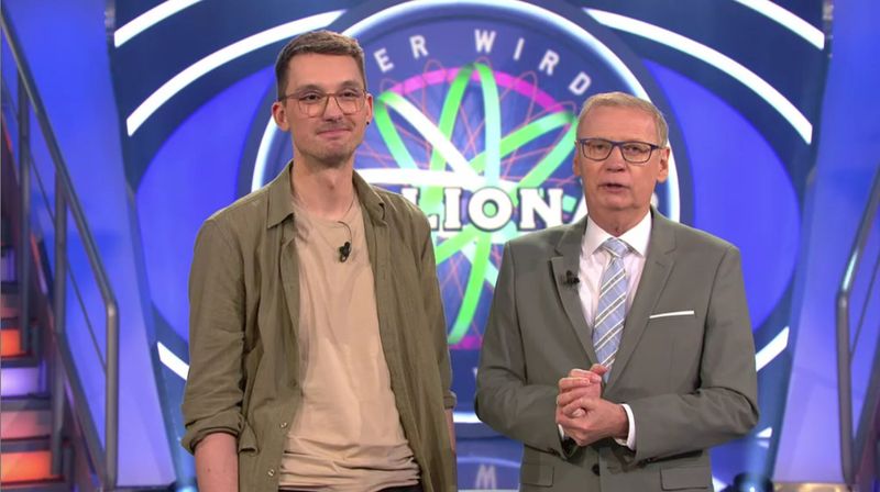 Tom Wollnik (links), Software-Entwickler aus Berlin, plauderte aus, wie viele roissants Kanzler März auf einem kurzen Flug konsumiert. Beindruckender war sein schwindelerregendes Klettern auf der Fragenleiter.