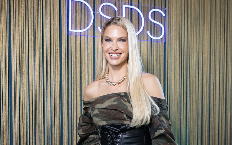 Partysängerin Isi Glück hat im Podcast "Mit den Waffeln einer Frau" von Barbara Schöneberger über ihren neuen Job als DSDS-Jurorin gesprochen.