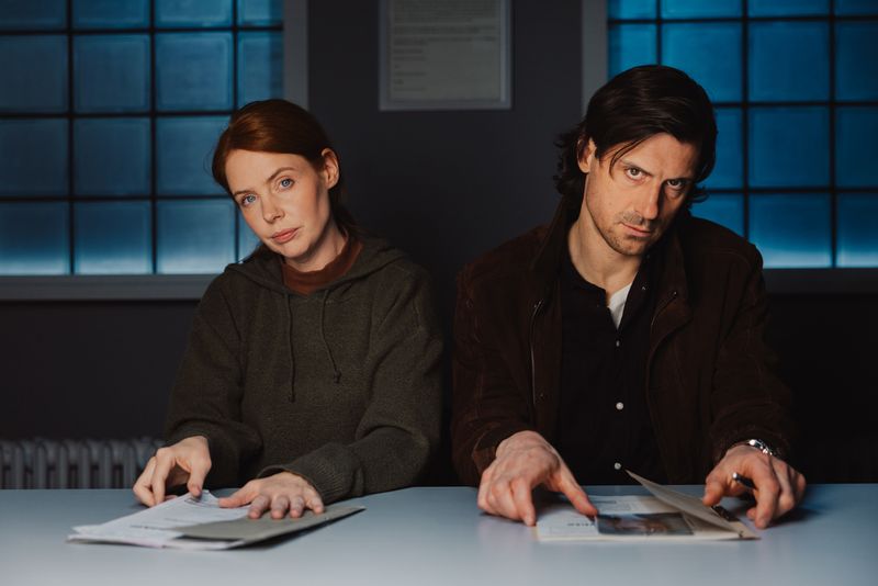 Toni (Olivia Marei) und Holger Schmitt alias "Schmitti" (Timo Hastenpflug) werden in GZSZ mit einem Mord konfrontiert.