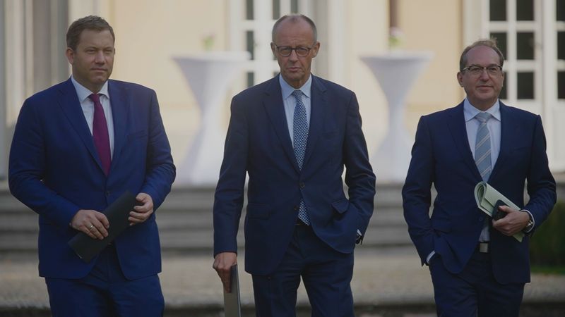 Wie funktioniert Bundespolitik im Jahre 2026? Vizekanzler Lars Klingbeil (SPD, links), Bundeskanzler Friedrich Merz (CDU, zweiter von links) und Innenminister Alexander Dobrindt (CSU) bei einer Kabinettsklausur im September 2025.