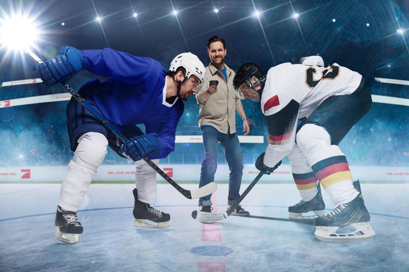 Matthias Killing (Mitte) klemmt sich hinter den Puck.