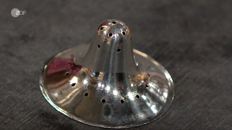 Denn das Silberobjekt von 1798 sorgte in der Montagsausgabe von "Bares für Rares" für großes Rätselraten. Weder Händler noch Moderator erkannten auf Anhieb, worum es sich handelte. Doch als die Expertin die wahre Funktion enthüllte, schlug die Stimmung um und Horst Lichter war "sehr erschüttert" von den gesellschaftlichen Normen früherer Jahrhunderte. 