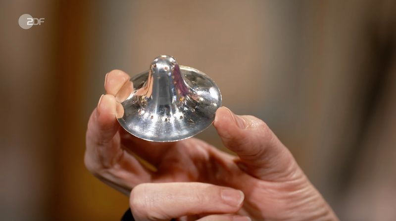 "Das ist ein Stillhütchen aus Silber", erklärte Expertin Wendela Horz bei "Bares für Rares".