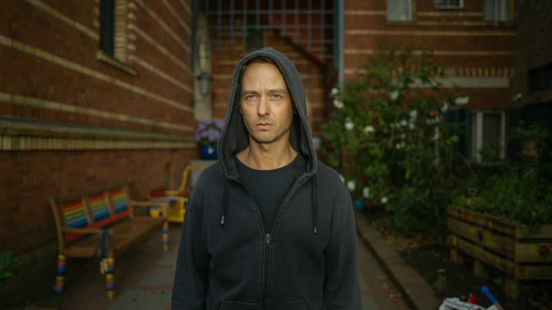 In den neuen Episoden von "Achtsam Morden" will Anwalt Björn Diemel (Tom Schilling) nur einen ruhigen Urlaub mit der Familie genießen, bringt dann aber aus Versehen einen Kellner ums Eck.