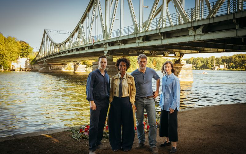 Ein gut funktionierendes Team aus Juristen und Ermittlern (von links): Kriminaloberkommissar Lennard Rösken (Anton Dreger), Staatsanwältin Dena Paulos (Dennenesch Zoudé), Kriminalhauptkommissar Maximilian Zeller (Jens Atzorn) und Paulos' Referendarin Jasna Nowak (Linda Belinda Podszus).