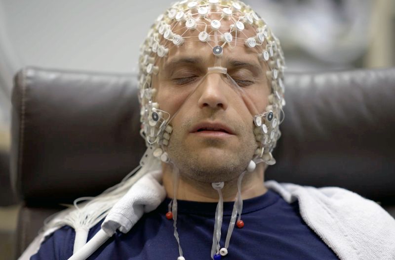 Am "Consciousness Center" des Universitätsklinikums Lüttich untersuchen Neurowissenschaftler die Gehirnströme eines in Trance versetzten Patienten.