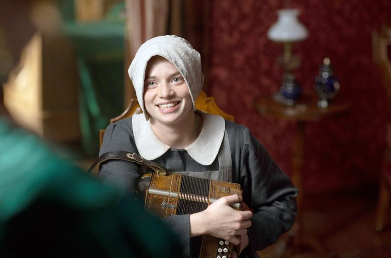 Elsie (Luna Wedler) hat eine wundervolle Stimme und hofft auf eine Gesangsausbildung.