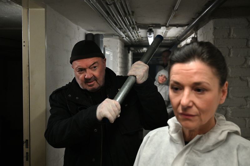 Keine Sorge, der Kommissar mordet nicht: Dr. Simkeit (Eva Sixt) will, das Otto Garber (Florian Martens) den tödlichen Angriff nachstellt.
