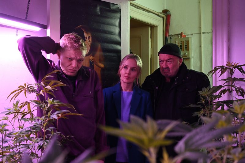 "Ein starkes Team" blickt in fremde Wohnungen: Linett (Stefanie Stappenbeck) und Otto (Florian Martens, rechts) ermitteln im neuen Mordfall unter anderem bei Falk Becker (Leonard Kunz), dem Stiefbruder des Opfers.
