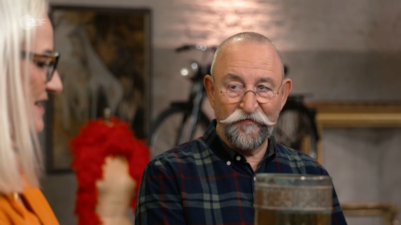 Setzt man den Mund an der Seite an, die der Stiefelspitze zugewandt ist, schwappt das Glas nicht über. In der Theorie. Das aber sei gegen die Regeln, da die Bierdusche "der ganze Spaß" sei, so Dr. Friederike Werner.