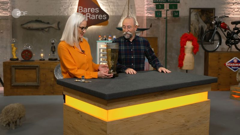 "Ein Stiefel für Stiefeltrinken", erkannte Horst Lichter in der Dienstagsfolge von "Bares für Rares". Friederike Werner bestätigte: "Ja, ein richtig schönes Scherzglas." Lichter kannte einen Trick, sich beim Wettspiel nicht nass zu machen. Der aber war gegen die Regeln ...