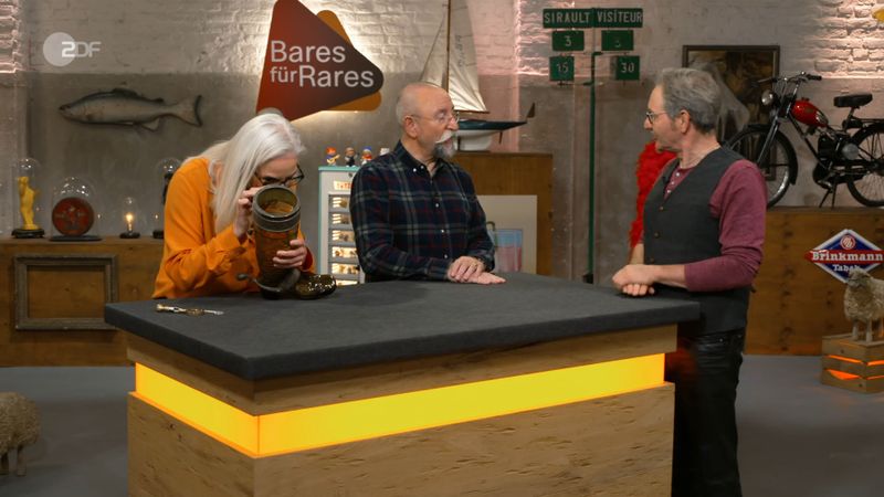 "Ein veritables Scherzglas", fand die Expertin. Solche Spaß-Gadgets sind bereits seit der Antike bekannt, referierte Friederike Werner. Die Spurensucherin erkannte an der grünen Korrosion, dass meist von der regelkonformen Stelle aus getrunken wurde.