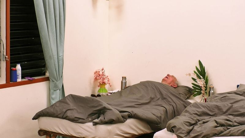 Während sich die anderen Stars Sorgen um Frédérics Zustand machen, lehnt dieser eine ärztliche Behandlung im Krankenhaus ab.