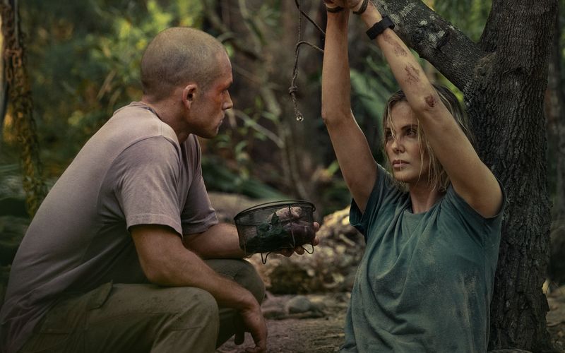 Für ihn ist es ein Spiel, für sie der Kampf ums Überleben: Ben (Taron Egerton) macht Sasha (Charlize Theron) einen Kletterausflug zur Hölle.