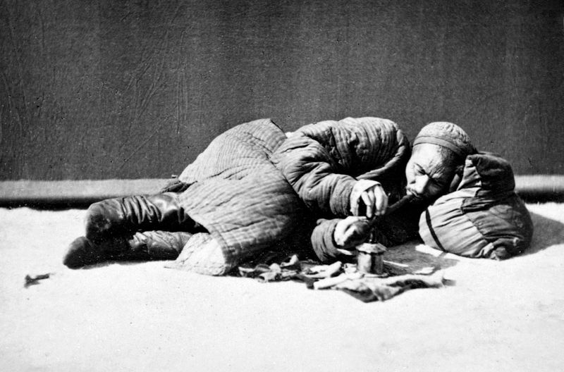 Um in den chinesischen Markt einzudringen, schmuggelten die Engländer ab Ende des 18. Jahrhunderts Opium nach China, das in ihrer indischen Kolonie produziert wurde. Der Konsum wirkte sich verheerend auf die chinesische Bevölkerung aus.
