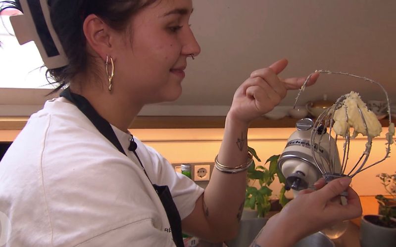 Auch ein gebrochener Rühraufsatz bringt Krankenschwester Luna (22) nicht aus der Ruhe.