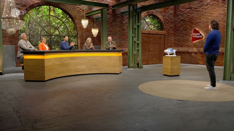 Alles lief scheinbar glatt: Andreas (rechts) aus der Schweiz erhielt in der Mittwochsausgabe der ZDF-Trödelshow "Bares für Rares" mit Horst Lichter eine vielversprechende Expertise und reichlich Gebote. Doch dann folgte die überraschende Kehrtwende: Kurz vor dem Abschluss ließ der Verkäufer den Deal platzen und sorgte damit für Gänsehaut im Händlerraum.