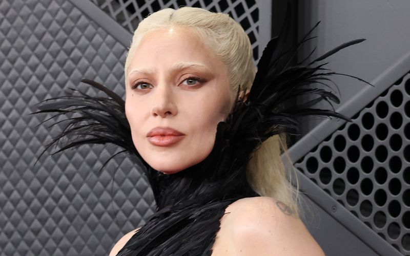 Ist es ein Zeichen von Sparsamkeit oder doch Geiz, wenn reiche Hollywood-Stars wie Sarah Jessica Parker, Kevin Costner oder Lady Gaga (Bild) teure Kleider vom Set mitnehmen oder auf Rabatt-Gutscheine abfahren? 