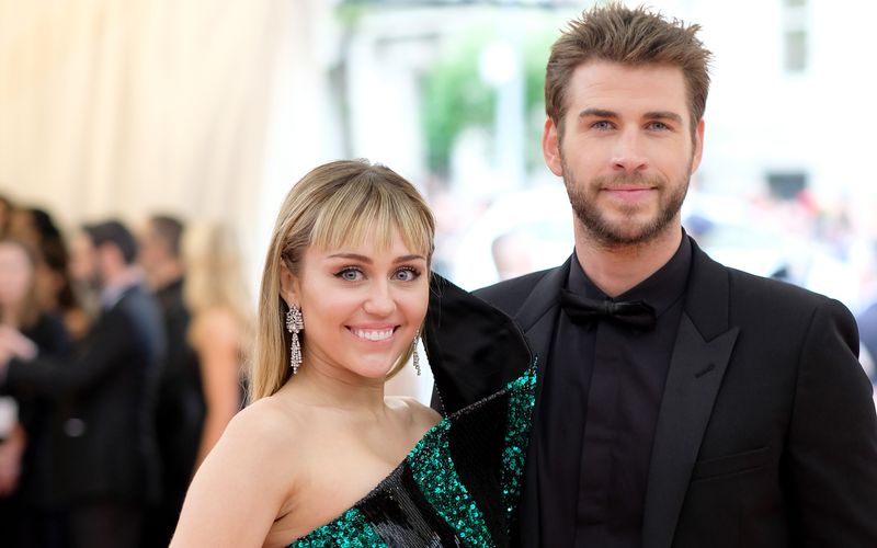 Bis dass der Tod uns scheidet? Sicher dachte auch dieses einstige Turteltauben-Pärchen, dass ihre Ehe ewig halten würde. Dem war aber nicht so. Schon bald, nachdem sich Miley Cyrus und Liam Hemswort vermählten, folgte die Scheidung. Deshalb hat es auch ihre Ehe in unsere Galerie der kürzesten Promi-Ehen aller Zeiten geschafft ...