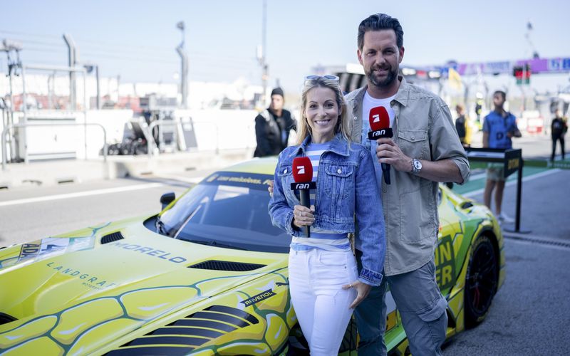 Andrea Kaiser und Matthias Killing moderieren für "ran racing" aus der Boxengasse.