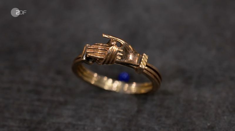 Konzentrieren wir uns zunächst auf das Verkaufsobjekt. Feilgeboten wird ein zierliches Stück, von dem auch der Gastgeber Horst Lichter auf den ersten Blick angetan ist: "Das ist aber hübsch! Das gefällt mir."