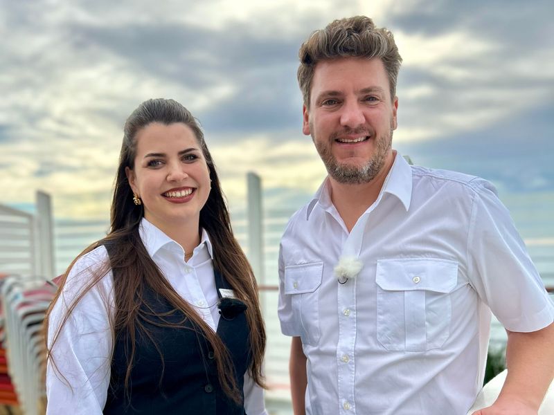 RTL-Reporter Ralf Herrmann begleitet Rezeptionistin Theresa Lorenz bei ihrer Arbeit auf der AIDA Cosma.