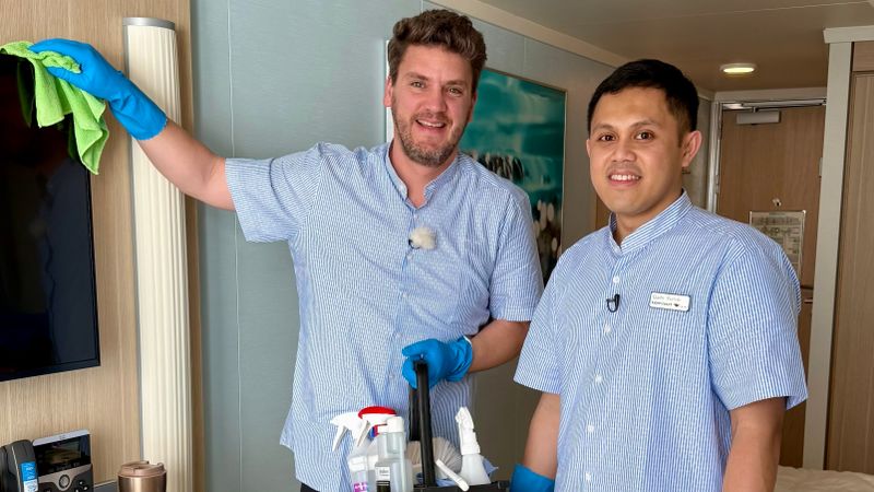 Kabinensteward Qadri Wahad (rechts) stammt aus Indonesien und arbeitet als Kabinensteward auf der AIDA Cosma.