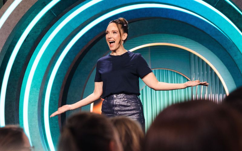 "Um in Stimmung zu kommen, brauchen wir vor allen Dingen Entspannung!", erklärt Carolin Kebekus in ihrer Show und appellierte an Ehemänner, sich im Haushalt mehr einzubringen.