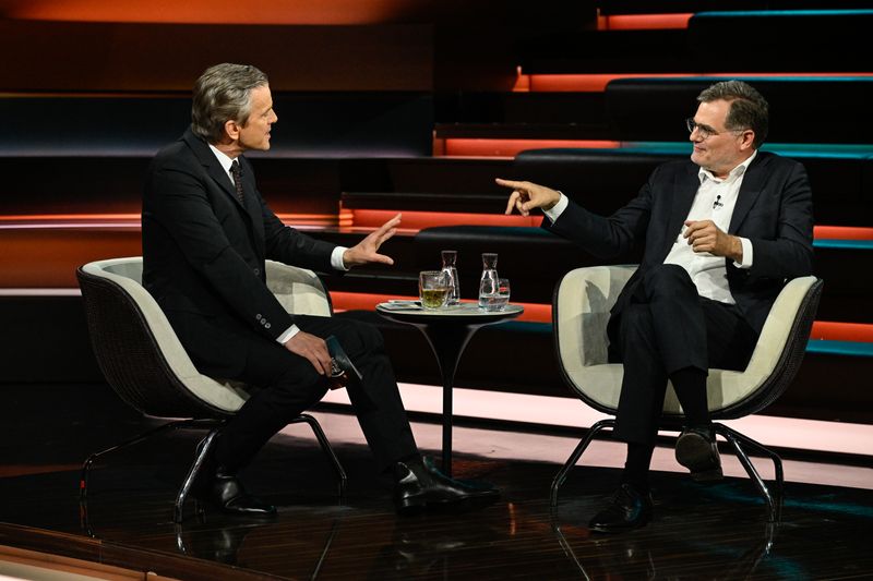 Ex-Kanzleramtschef Wolfgang Schmidt (rechts) sprach am Donnerstagabend über die Herausforderungen, vor denen die schwarz-rote Koalition jetzt steht.