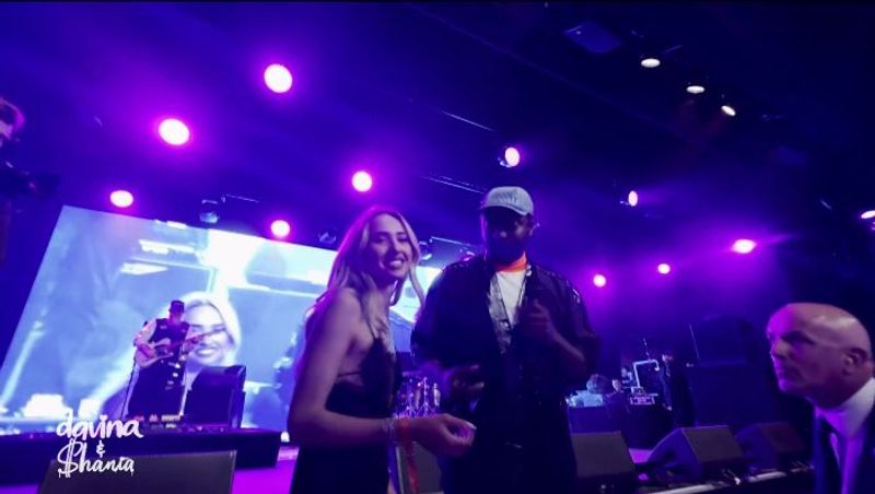 Shania Geiss ist überglücklich: Rapper Will.i.am holt sie für ein Foto auf die Bühne.