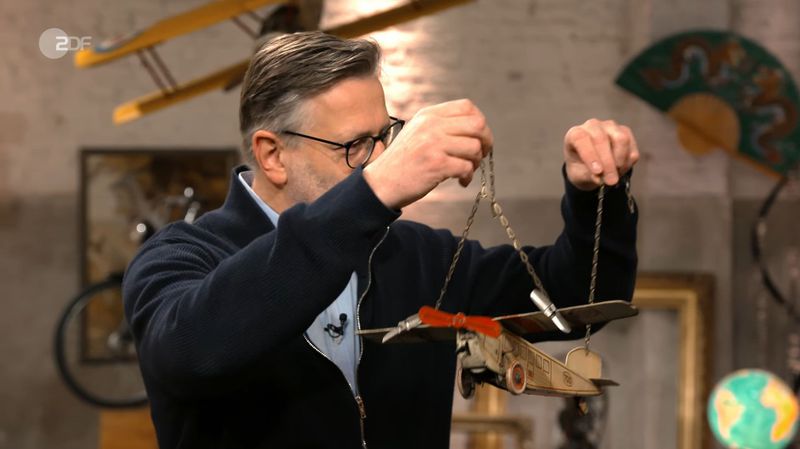 Was Lichter sehr ungewöhnlich fand: "Viermal das identische Flugzeug!" Was ihn außerdem wunderte: "Warum haben die diese Ketten?" Kümmel meinte: "Damit die an die Decke gehängt werden konnten."
