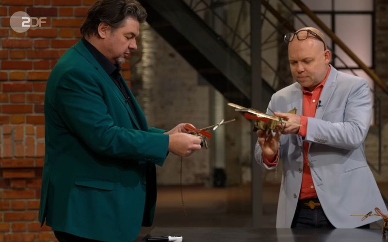 "Das ist aber mal was ganz was Feines", fühlte sich Horst Lichter von den rotierenden Propellern der vier Flugzeuge magisch angezogen. Auch die Augen des "Bares für Rares"-Experten Detlev Kümmel leuchteten: "Das ist spannend, ne?" Das fanden dann auch die "Bares für Rares"-Händler Daniel Meyer (links) und Benjamin Leo Leo (rechts) ... 